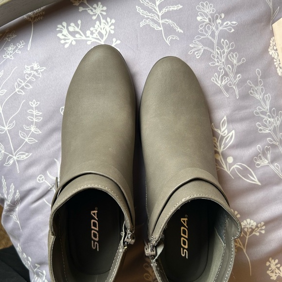 Soda SWEETEN Women's Multi Strap Ankle Bootie Block Heel Size 9, Grey NWT - Picture 5 of 6